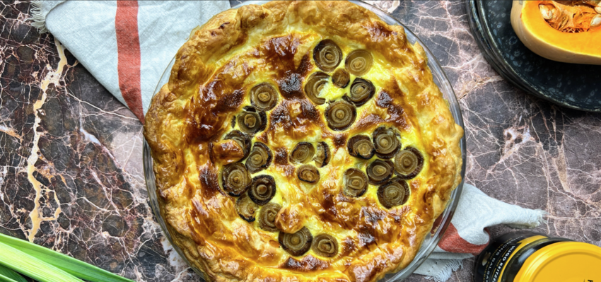 Quiche aux légumes et potiron avec oignons au balsamique